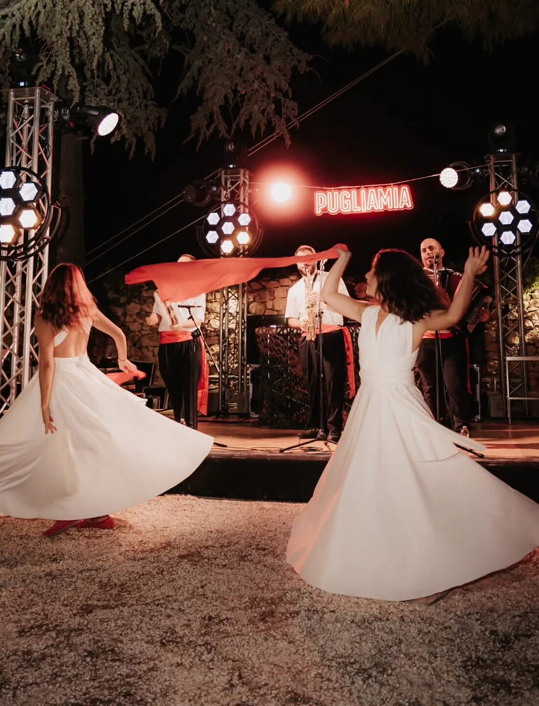 Ballerine di pizzica durante un matrimonio pugliese